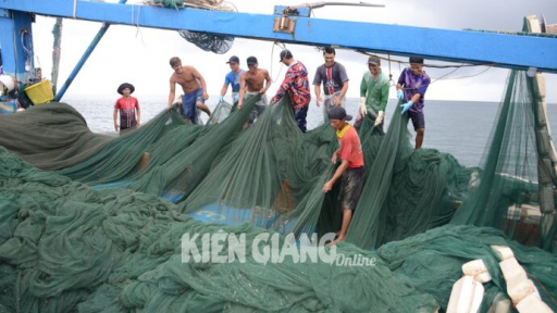 Nỗi lo “khát” lao động đi biển