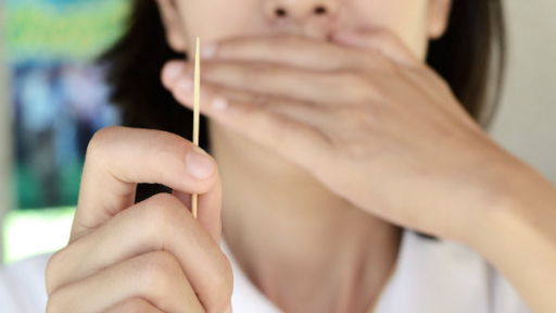 Thường xuyên dùng tăm xỉa răng có tốt không?