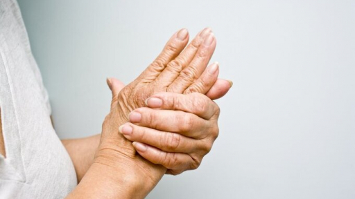Vì sao cơ thể đau nhức khi thời tiết chuyển lạnh và nồm ẩm, phòng tránh thế nào?