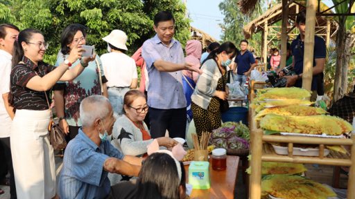 Đồng Tháp: Chợ quê cồn Tân Thuận Đông nườm nượp khách đến tham quan