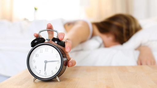 Uể oải, ức chế thần kinh vì thói quen tắt báo thức ngủ tiếp