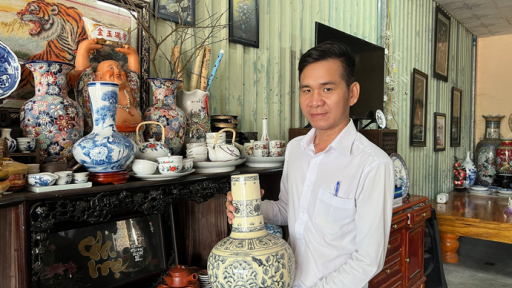Chàng trai trẻ đam mê sưu tầm hàng ngàn món đồ gốm, sứ
