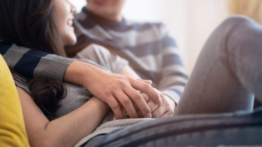 Độ tuổi nào thích hợp cho lần đầu làm “chuyện ấy”?