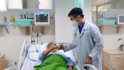 Đột ngột đột quỵ khi đang đi trên đường