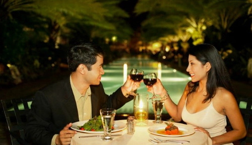 Làm gì để có thể hẹn hò và kết hôn với người giàu có?