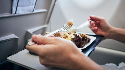 Tiếp viên hàng không chia sẻ cách ăn ngon miệng trên máy bay