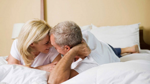 Ngoài 50 tuổi vẫn khao khát “chuyện ấy”: Bình thường hay bất thường?