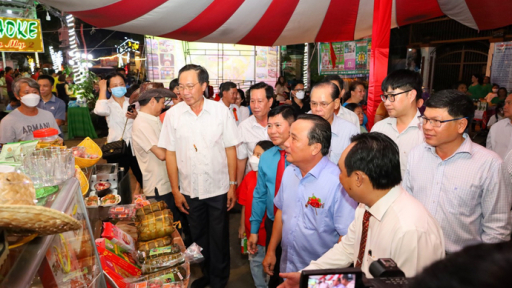 Cần Thơ: Tuyến phố đêm Lê Bình khai mạc thu hút đông đảo người tham gia