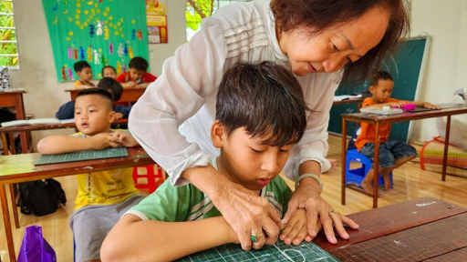 “Bà giáo già” hết lòng vì trẻ em khó khăn