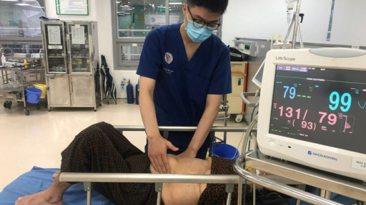 Cụ bà 73 tuổi thủng tá tràng do uống nhầm vỏ thuốc