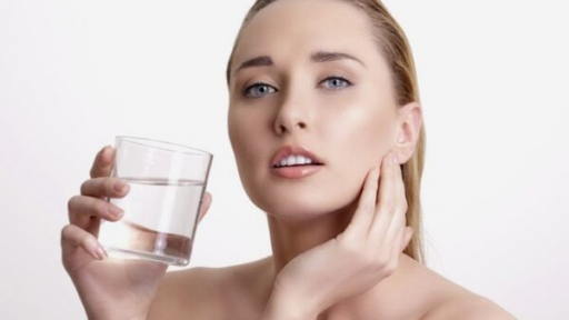 Uống nước đúng cách giúp da đẹp lên trông thấy