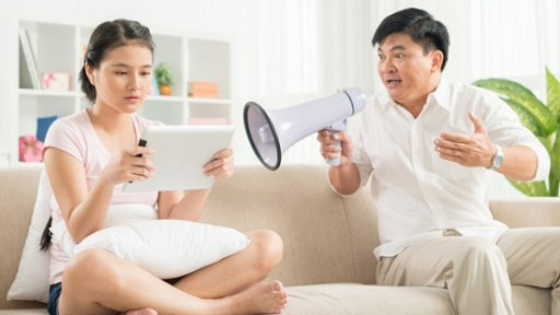 Ngược đời, cha mẹ cắm đầu điện thoại nhưng bắt con tắt tivi học bài