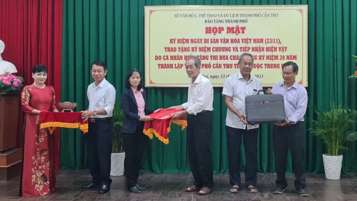 Nhiều hiện vật lịch sử được hiến tặng dịp kỷ niệm 20 năm thành phố Cần Thơ trực thuộc Trung ương