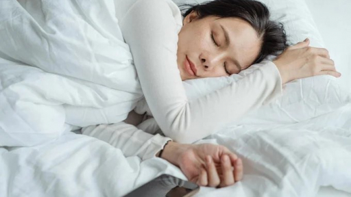 Vì sao một số người trở mình liên tục, không thể nằm yên khi ngủ?