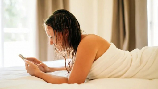 Nhiều người quen đi ngủ với mái tóc ướt nhưng không hay biết 5 tác hại