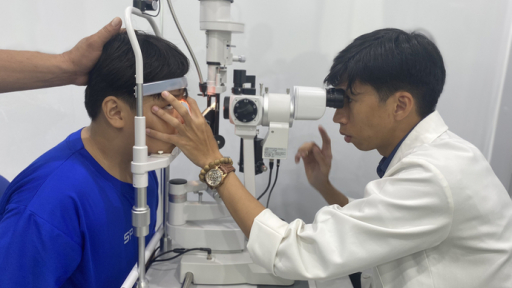 Đùa giỡn trong lớp học, học sinh lớp 6 bị rách mắt do bìa sách
