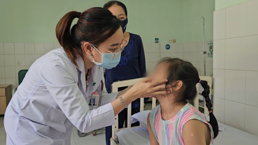 Bé gái 5 tuổi không thể mở mắt do nhiễm trùng
