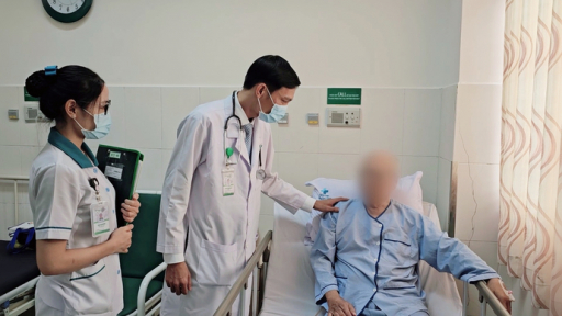 Cụ ông 83 tuổi tiểu khó, đi khám phát hiện 2 viên sỏi to như quả trứng gà trong bàng quang