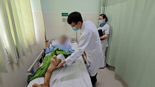 Nam thanh niên bị đứt động mạch và tĩnh mạch đùi sau tai nạn với máy cắt