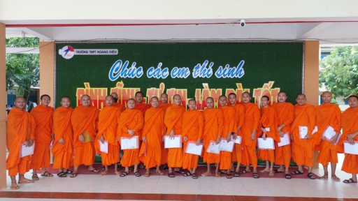 Ấn tượng màu áo cà sa ở điểm thi THPT