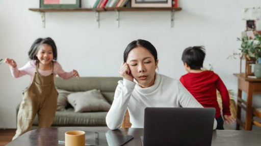 Ra ngoài kiếm tiền hay ở nhà chăm con?