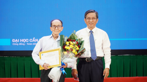 Vinh danh cụ ông học thạc sĩ ở tuổi 87 tại Cần Thơ