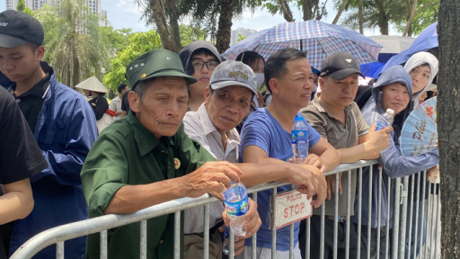 Người dân xếp hàng từ sớm chờ tiễn biệt Tổng Bí thư Nguyễn Phú Trọng