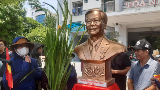 Người dân tạc tượng tưởng nhớ Tổng Bí thư Nguyễn Phú Trọng