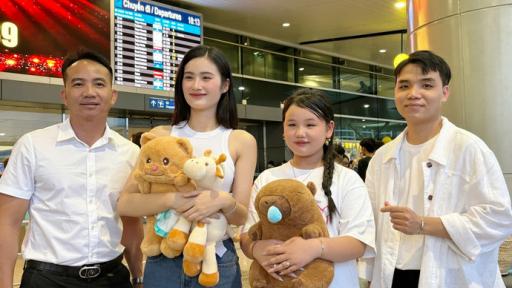 Vẻ ngượng ngùng của Hoa hậu Ý Nhi và bạn trai ở sân bay