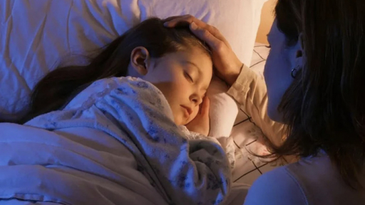 Gia đình có em bé thứ 2, con lớn ngủ với ai là tốt nhất?