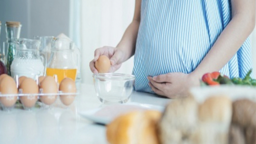 Mẹ bầu ăn nhiều trứng gà sinh con da trắng hồng đúng không?