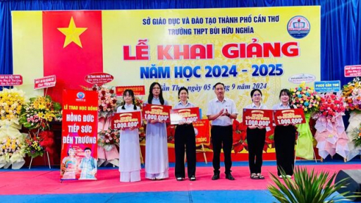 Công ty TNHH Hồng Đức trao 160 suất học bổng “Hồng Đức tiếp sức đến trường” năm học 2024 - 2025