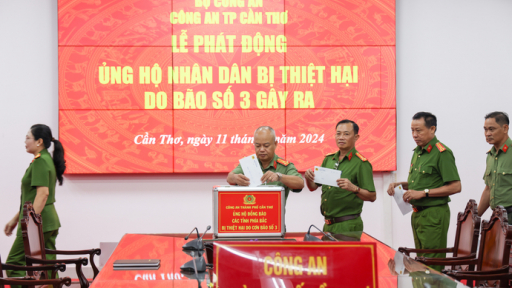 Công an Cần Thơ ủng hộ đồng bào bị thiệt hại do mưa lũ