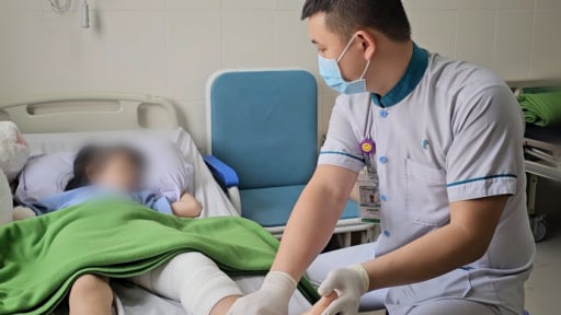 Bé gái bị thang máy kẹp gãy chân vì mải mê xem điện thoại