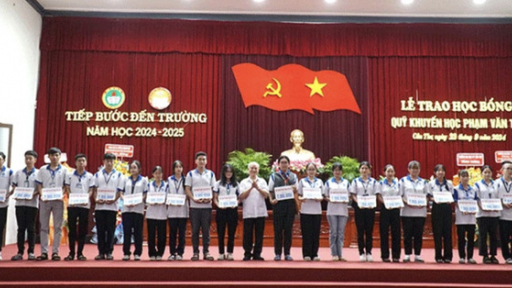Trao 2.350 suất học bổng Quỹ Khuyến học Phạm Văn Trà TP Cần Thơ