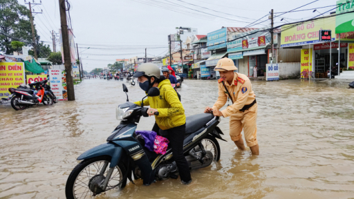 Công an TP Cần Thơ sẵn sàng hỗ trợ người dân ứng phó triều cường