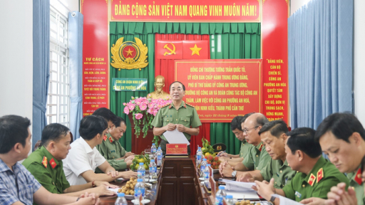 Thứ trưởng Trần Quốc Tỏ thăm, làm việc với Công an xã, phường tại TP Cần Thơ