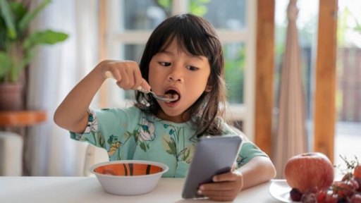 5 điều báo động khi trẻ thường xuyên xem điện thoại