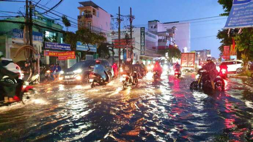 Đường phố Cần Thơ biến thành biển nước sau cơn mưa lớn