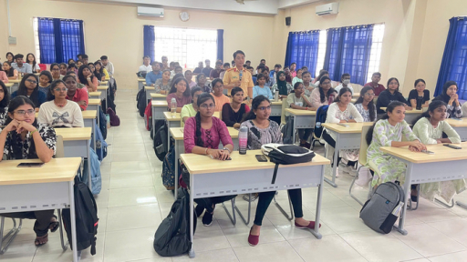 Tuyên truyền pháp luật về an toàn giao thông cho sinh viên quốc tế Trường Đại học Y Dược Cần Thơ