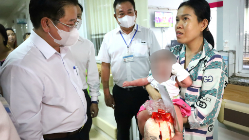 Chủ tịch TP Cần Thơ Trần Việt Trường thăm, tặng quà cho bệnh nhi bị sởi nặng