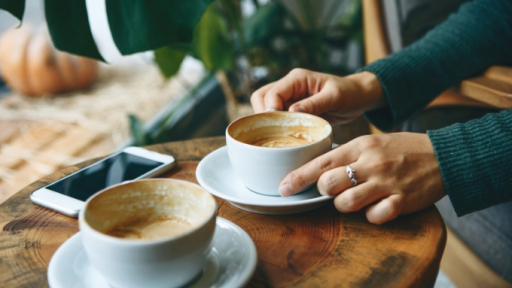Vì sao uống cà phê để tỉnh táo nhưng nhiều người lại đau đầu?