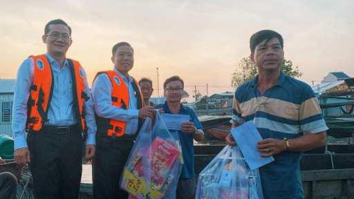 Cần Thơ: Tặng 400 phần quà Tết cho tiểu thương chợ nổi Cái Răng