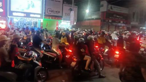 Cà Mau và Bạc Liêu: Hàng chục ngàn người dân đổ ra đường vui xuân, đón giao thừa