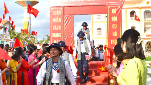 Những khoảnh khắc tiễn tân binh lên đường nhập ngũ tại Cà Mau