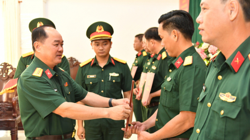 Bộ Chỉ huy quân sự tỉnh Kiên Giang trao quyết định về công tác cán bộ