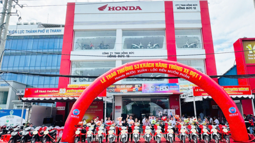 Công ty Hồng Đức trao xe cho khách hàng may mắn