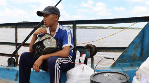Nam sinh Cà Mau nhặt ve chai, xin cặn cơm mỗi ngày để có tiền đến trường