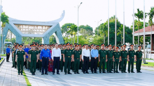 Đoàn tham dự Hội trại truyền thống “Thanh niên, phụ nữ lực lượng vũ trang Quân khu 9” dâng hương tại Đền Hùng