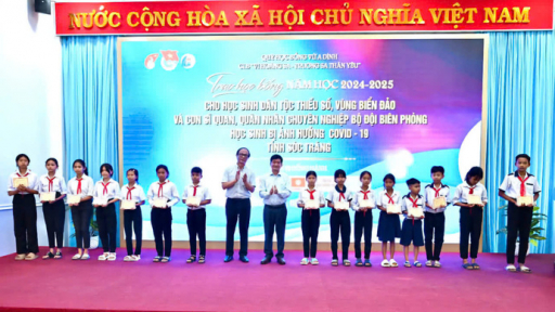 Trao 113 suất học bổng từ Quỹ học bổng Vừ A Dính và Câu lạc bộ Vì Hoàng Sa - Trường Sa thân yêu